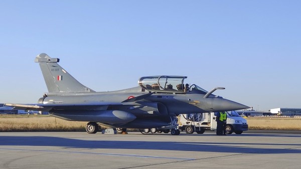 रफाल: क्या मोदी सरकार अवाम को आधी हकीकत आधे फसाने में उलझा रही है