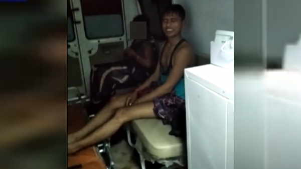 एंबुलेंस में महिला के साथ बना रहा था संबंध