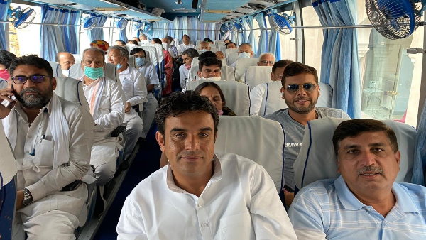 होटल के बाहर भारी पुलिसबल तैनात