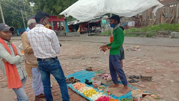 बाहर से आए हुए श्रद्धालु