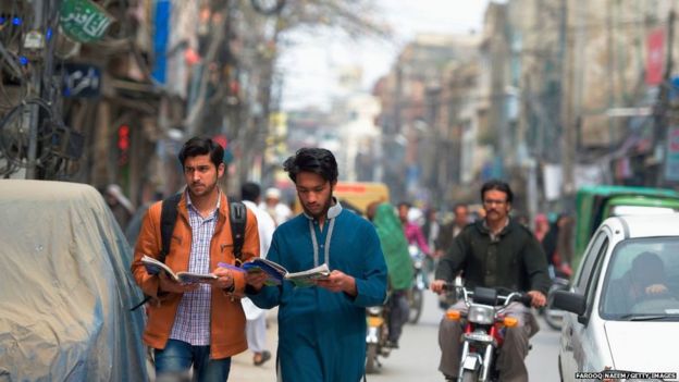 महामारी में कैसे पढ़ाई कर रहे हैं पाकिस्तान के बच्चे?