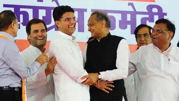  प्रियंका गांधी सचिन पायलट को वापस पार्टी में लाने की कवायद में जुटी