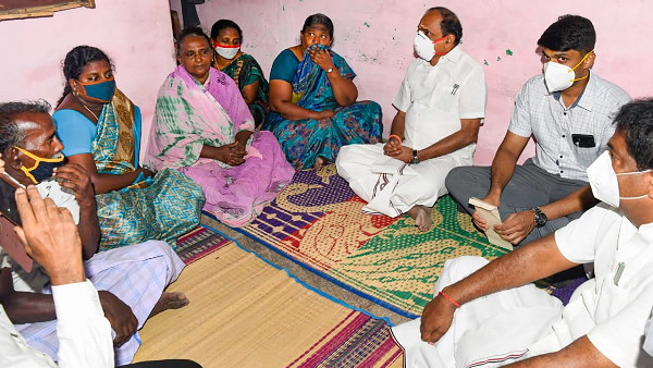 'पिता और पुत्र को 19 जून की रात और सुबह तक पीटा गया'