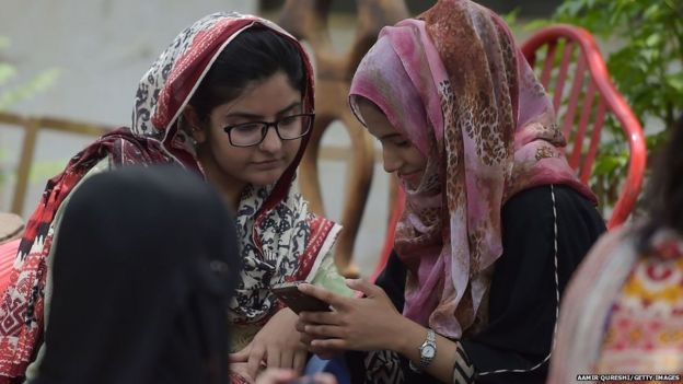 महामारी में कैसे पढ़ाई कर रहे हैं पाकिस्तान के बच्चे?