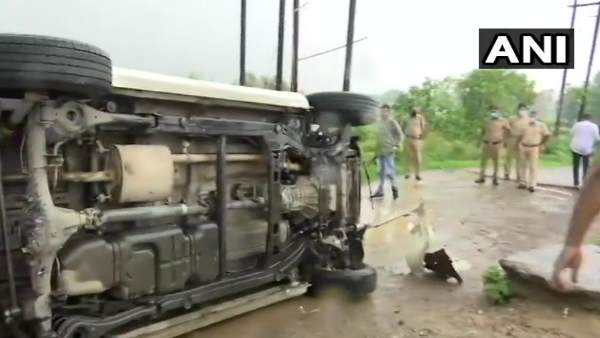 डीएसपी देवेंद्र मिश्र समेत आठ पुलिसकर्मी शहीद डीएसपी देवेंद्र मिश्र समेत आठ पुलिसकर्मी शहीद