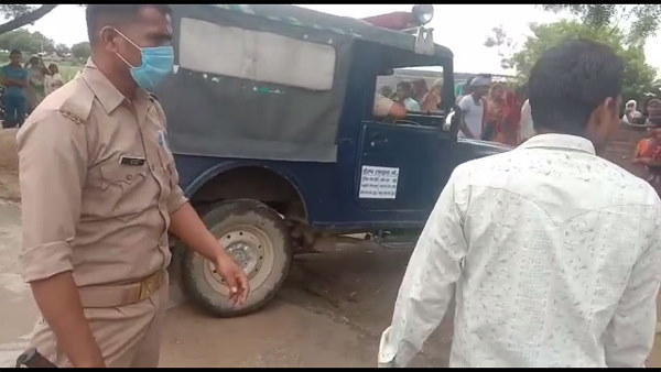 three accused Tried to crush a victim girl by car at agra, police arrested two men