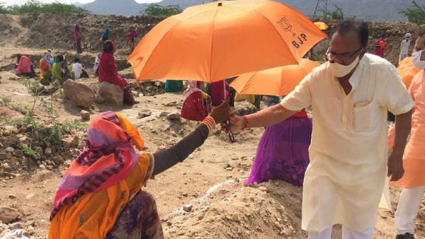 Ajmer North MLA Vasudev Devnani Distribute Saffron Umbrella to MNREGA Workers