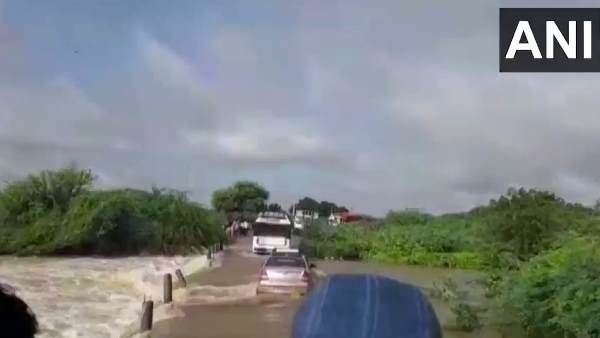 andhra pradesh, anantpura, flood, flood water, video, car washed away in flood water, car in flood water, आंध्र प्रदेश, बाढ़, बाढ़ का पानी, अनंतपुरा, बाढ़ के पानी में बही कार, वीडियो andhra pradesh, anantpura, flood, flood water, video, car washed away in flood water, car in flood water, आंध्र प्रदेश, बाढ़, बाढ़ का पानी, अनंतपुरा, बाढ़ के पानी में बही कार, वीडियो