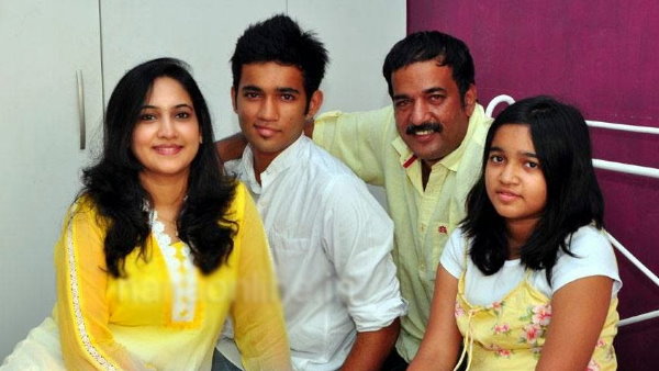 अनिल मुरली के परिवार में उनकी पत्नी और दो बच्चें हैं