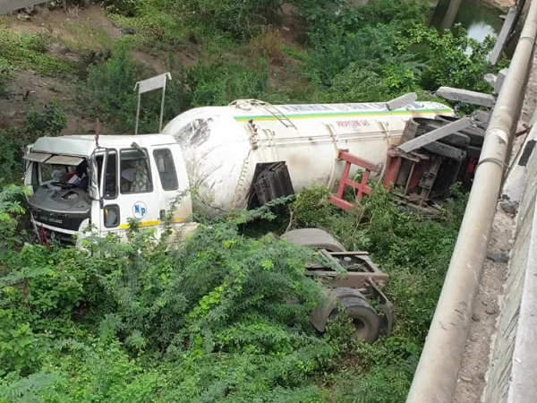 सफेद धुएं की तरह रिसने लगी गैस