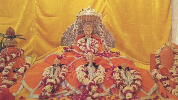 शुभ दिन पर पीले वस्त्र पहनाने की परंपरा