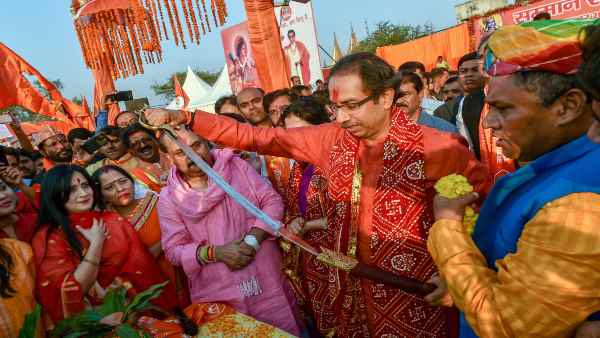 नेपाली पीएम ओली को 'हिंदूद्रोही' बताया नेपाली पीएम ओली को 'हिंदूद्रोही' बताया
