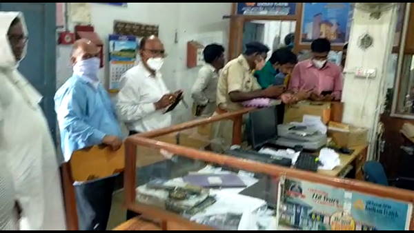 more than 69 lakh rupees robbed from bank at aurangabad bihar