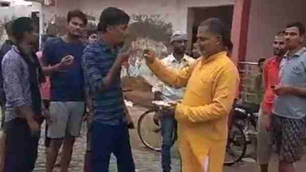 विकास दुबे के एनकाउंटर के बाद गांव में बटीं मिठाइयां