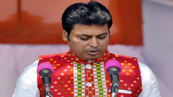 सीएम बिप्लव देव ने वर्ष 2018 में त्रिपुरा में सीएम का पद का शपथ लिया सीएम बिप्लव देव ने वर्ष 2018 में त्रिपुरा में सीएम का पद का शपथ लिया