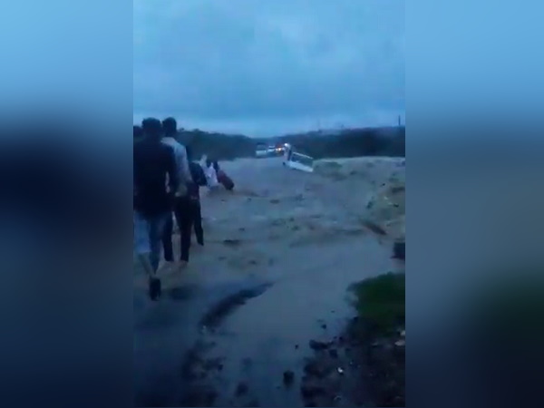 ये लोग सवार थे बोलेरो में