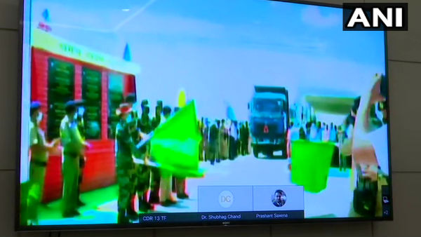 'गोलाबारी के बीच बनाया पुल' 'गोलाबारी के बीच बनाया पुल'