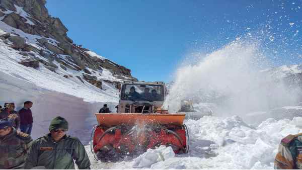 इंफ्रास्ट्रक्चर बढ़ने की वजह से बार-बार उलझ रहा है चीन
