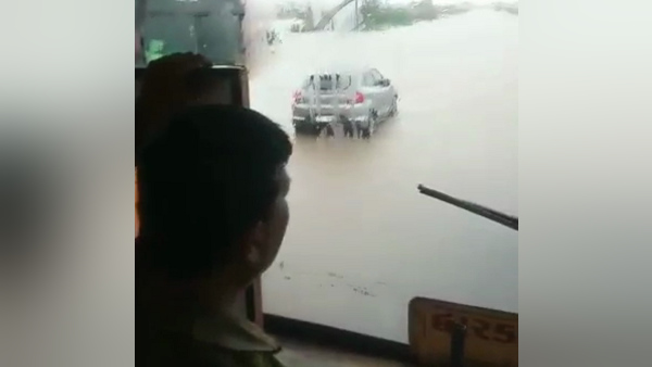 दूर-दूर तक रास्ता दिखाई नहीं दे रहा था दूर-दूर तक रास्ता दिखाई नहीं दे रहा था