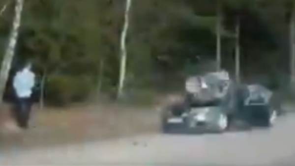 ट्रक से गाड़ी पर गिरा पत्थर