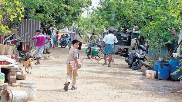 पिता ने संघर्ष कर पुत्र को पढ़ाया पिता ने संघर्ष कर पुत्र को पढ़ाया