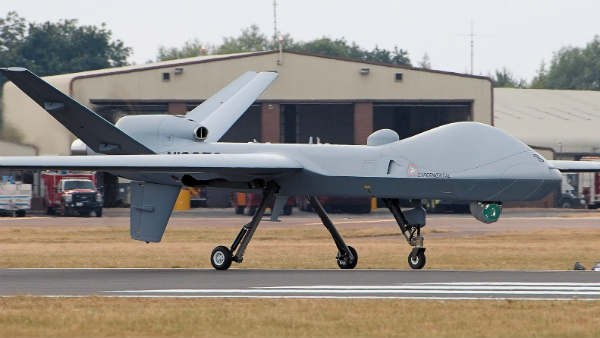 ऑपरेशन के बीच आसमान से गिर रहे ड्रोन 