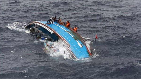 VIDEO: इंडियन कोस्टगार्ड्स ने चेन्नई तट पर डूब रहे 6 श्रीलंकाई मछुआरों को बचाया VIDEO: इंडियन कोस्टगार्ड्स ने चेन्नई तट पर डूब रहे 6 श्रीलंकाई मछुआरों को बचाया