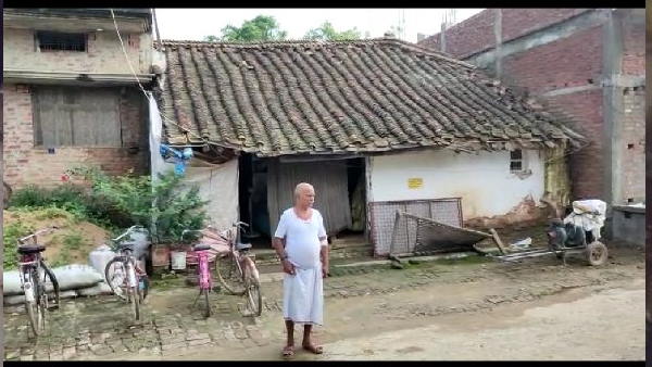 देखकर लगता नहीं कि विधायक रहे होंगे देखकर लगता नहीं कि विधायक रहे होंगे