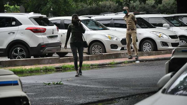 निकलीं और बिना कुछ बताए वापस चली गईं