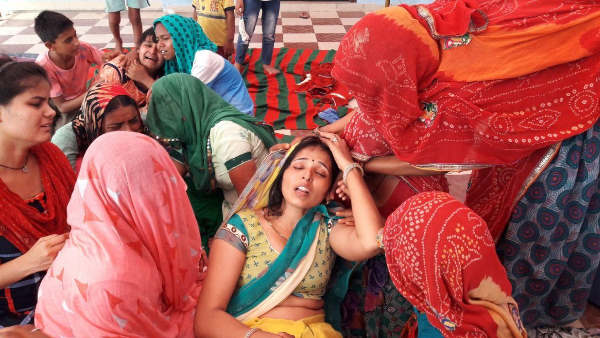 दो जुड़वा बेटे व एक बेटी दो जुड़वा बेटे व एक बेटी