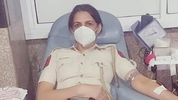 छुट्टी के बावजूद रक्तदान के लिए पहुंची बाला यादव