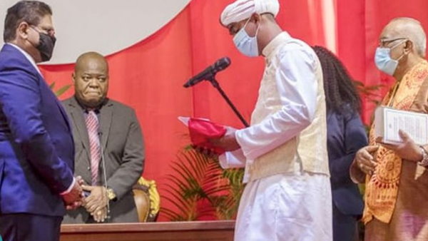  वेदों को अपने हाथ में लेते हुए संस्कृत में पद की शपथ ली