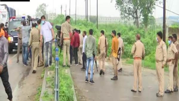 पुलिस के जवान भी घायल हुए