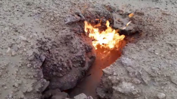 रात को ही दिखाई देती हैं आग की लपटें