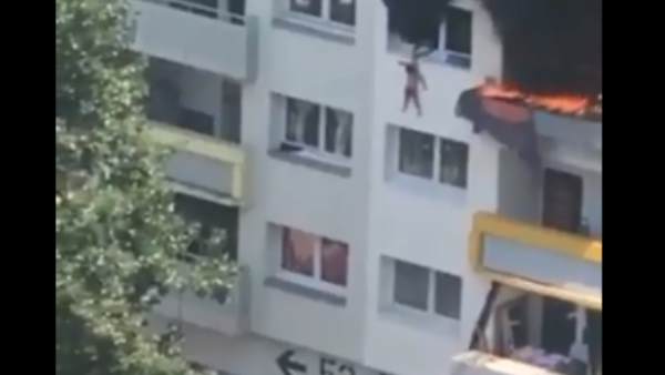 दरवाजा तोड़ना संभव नहीं था दरवाजा तोड़ना संभव नहीं था