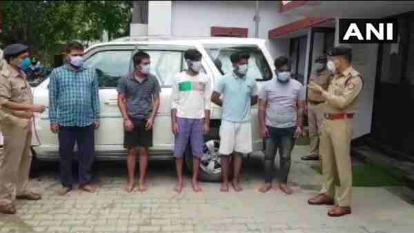 पांच आरोपियों को पुलिस ने पकड़ा