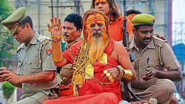 कौन थे गोल्डन बाबा, कब से पहने रहे सोना