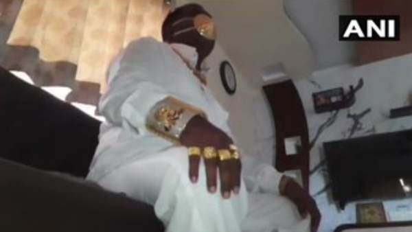 क्यों बनवाया सोने का मास्क?