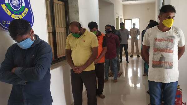 आम के बगीचे में जमी थी शराब की महफिल