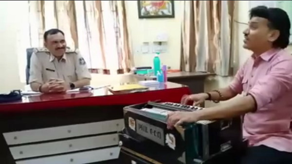 जुएबाज ने थाने में हारमोनियम बजाया