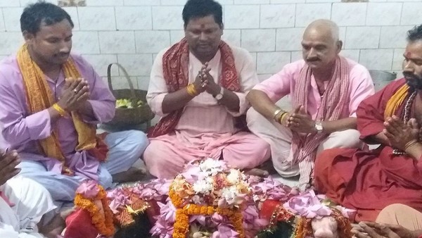 मंदिर के पुजारी क्या कहते हैं
