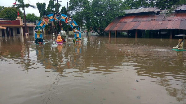 Gujarat rains video: waterlogging due to floods, sticks and statues drowned in crematorium
