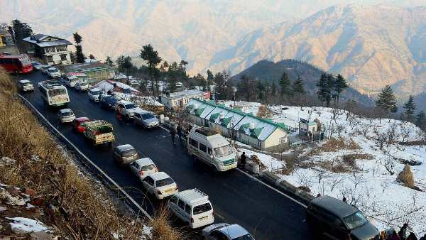 शोघी पुलिस बैरियर पर कई सौ मीटर लंबा जाम शोघी पुलिस बैरियर पर कई सौ मीटर लंबा जाम