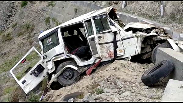 truck falls into deep ditch at Himachal Pradesh, Two dies