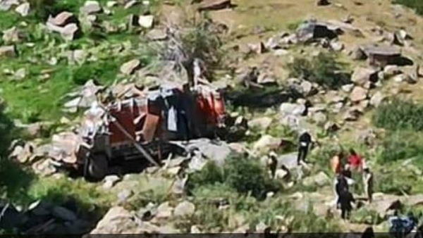 truck falls into deep ditch at Himachal Pradesh, Two dies