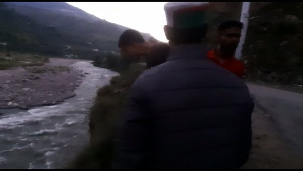 जोर-जोर से चिल्लाने लगी कि बच्ची गिर गई