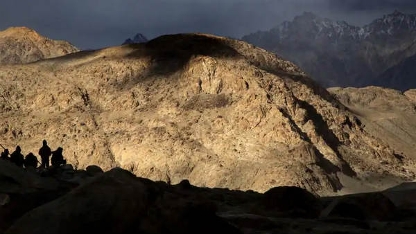 जून के पहले हफ्ते में भेजे गए थे लद्दाख 