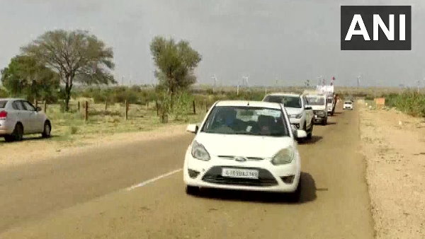 तीन चार्टर्ड विमान से पहुंचे विधायक