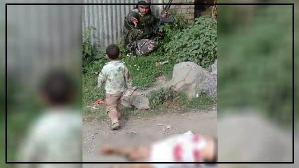 आतंकियों की गोली का शिकार हुए दादा के शव के पास बच्‍चा बैठा रो रहा था 