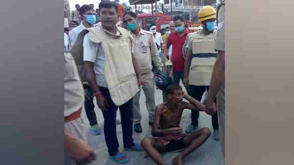 पुलिस पर फेंकने लगा पत्थर 